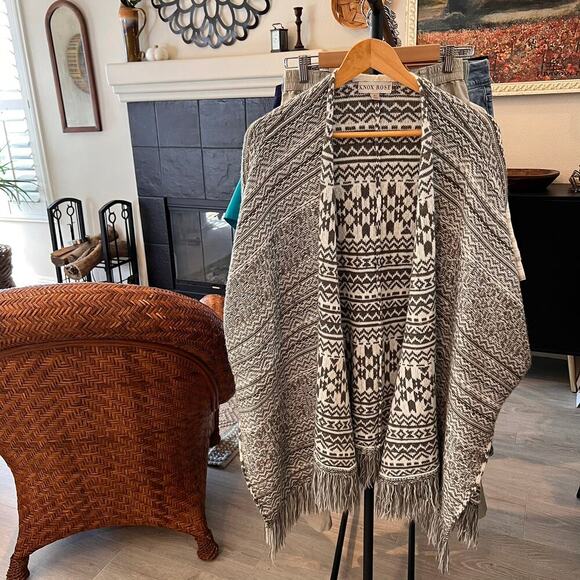 Knox Rose Sweater Womens Size XL Gray & White Aztec Geometric Poncho Cardigan - Picture 14 of 14